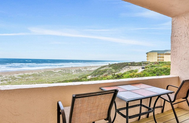 Beautiful Condo with Gorgeous Ocean Views from Balcony + Shared Pool & Free WiFi