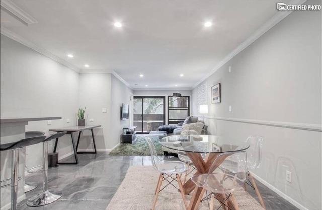 Beautiful condo near the beach, night life, LMU, LAX, and Silicon Beach.