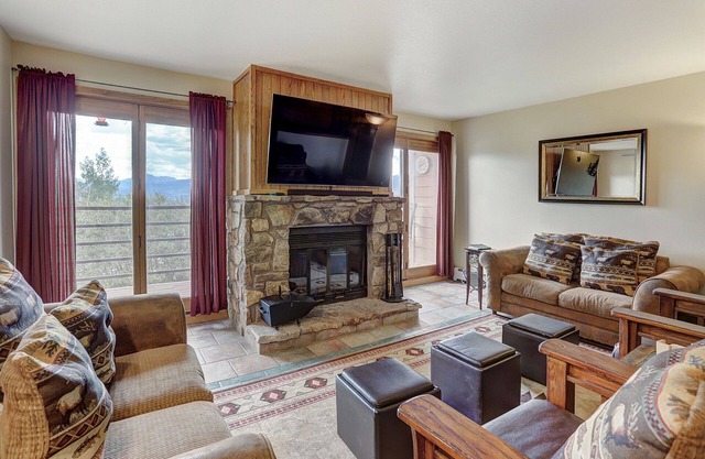 Beautiful Condo, Sleeps 8, Gorgeous Views, Wood Fireplace, HDTV, Hot Tubs - BB