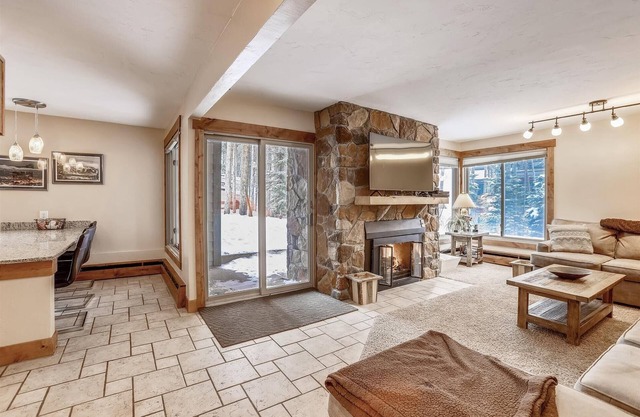 Beautiful Condo with Slopeside Access