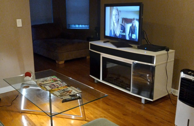 Beautiful condo with AC in vibrant Chicagon10 mins to beach. 10 mins to downtown