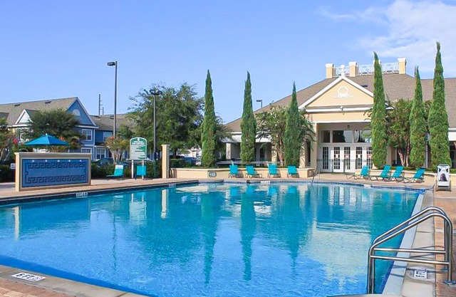 Beautiful condo with pool, full kitchen, tennis, fitness area, & W/D