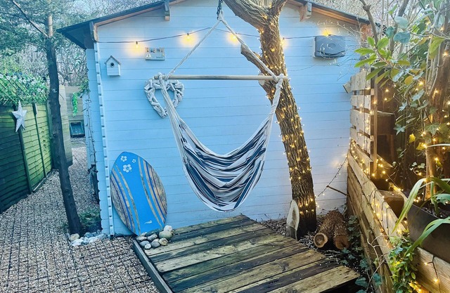 Beautiful Cosy Garden Cabin, 5min Walk to Beach