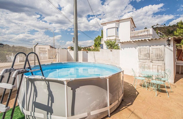 Beautiful cottage with swimming pool for a relaxing vacation.