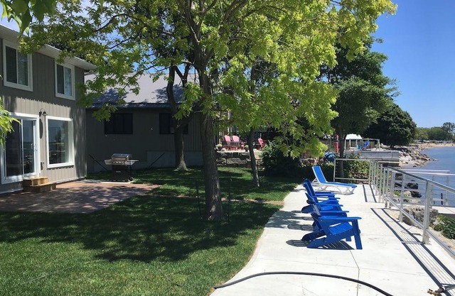 Beautiful cottage right on the Lake Erie