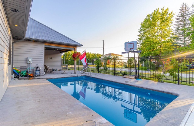 Beautiful cottage with spectacular lake views, heated pool & shared beach access