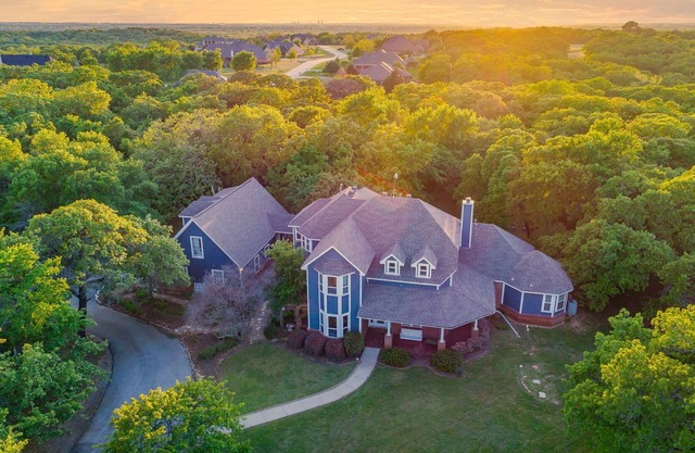 Beautiful country getaway. Close to Denton on 3 secluded acres!