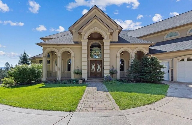 Beautiful Country Villa on 5 acres, 5 miles to downtown