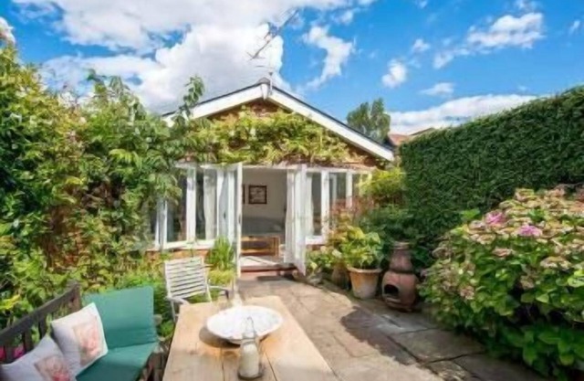Beautiful Courtyard Studio In The Heart Of Picturesque Bosham