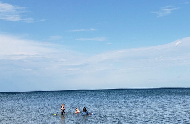 Beautiful cozy cottage, few steps to a sandy semi-private beach,