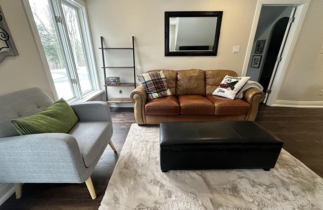 Beautiful Cozy Country Cottage 5 Minutes From 401 Guelph Line