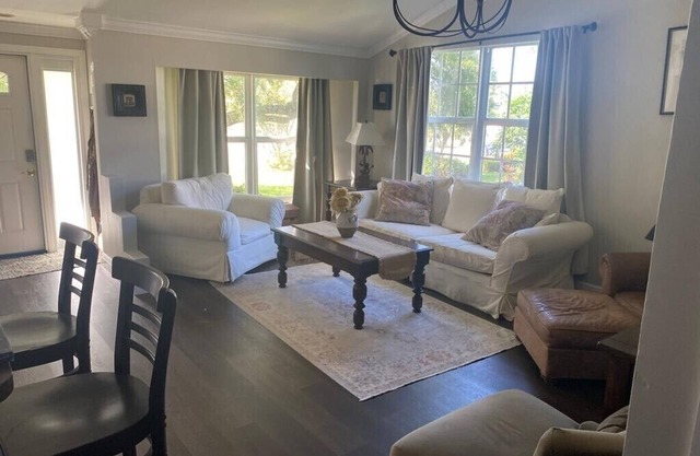 Beautiful cozy home near beach and trendy little town.