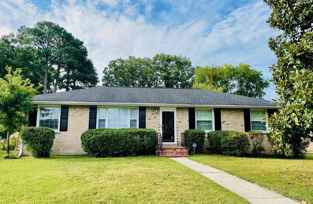 Beautiful, cozy ranch home! Private backyard!