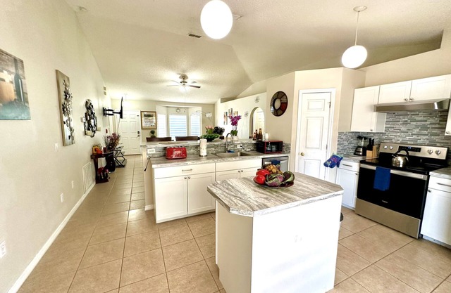 Beautiful, cozy, safe, clean house near to all you need for your stay