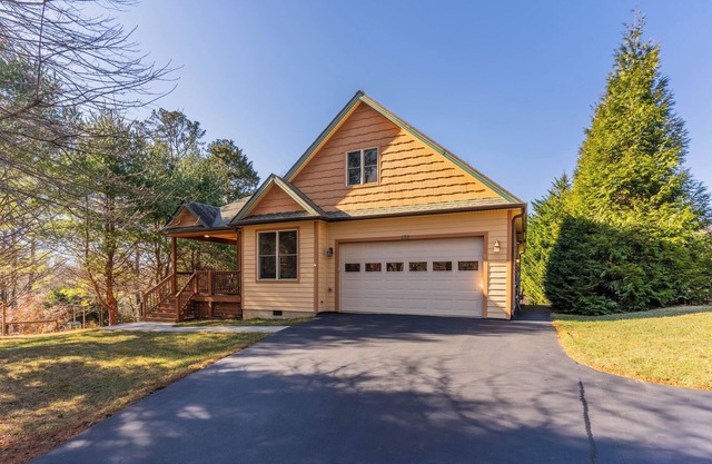 Beautiful Craftsman Style home minutes to Downtown Asheville.