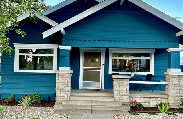 Beautiful Craftsman home, Completely Remodeled, Walk to park & beach, w/PARKING