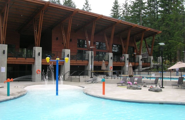 Beautiful Cultus Lake Cottage/sleeps10/3 BD+flex/3 bath/pool/hot tub/gym/theatre