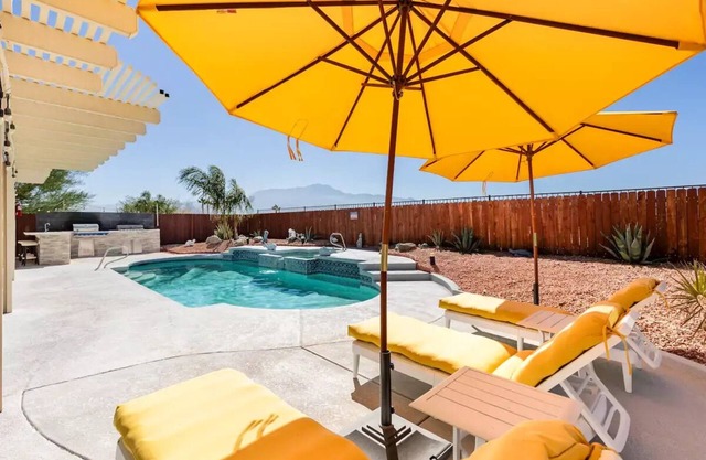 Beautiful Desert Retreat- Scenic Mountain Views & Sunsets! Salt Water Pool & spa