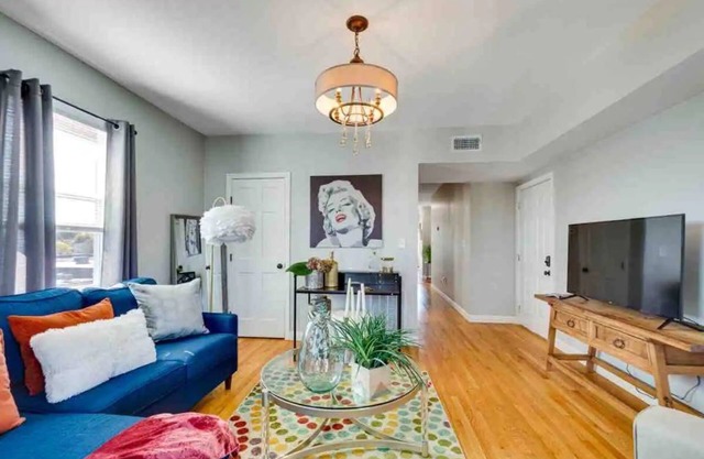 Beautiful decor 3rd FL condo walk to MBTA and mins to Downtown Boston