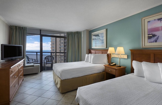 Beautiful Deluxe Angle Oceanfront Suite + Official On-Site Rental Privileges