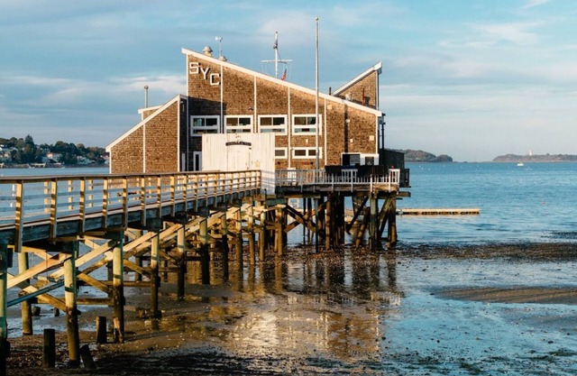 Beautiful Designer Curated Apartment mins walk to Beach & Subway