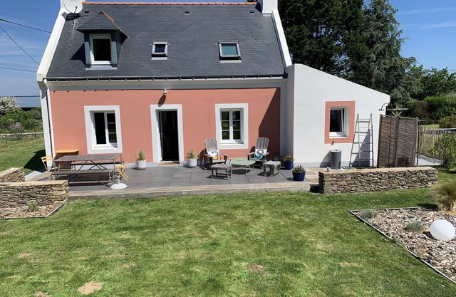 Beautiful detached house with large enclosed garden in a quiet hamlet