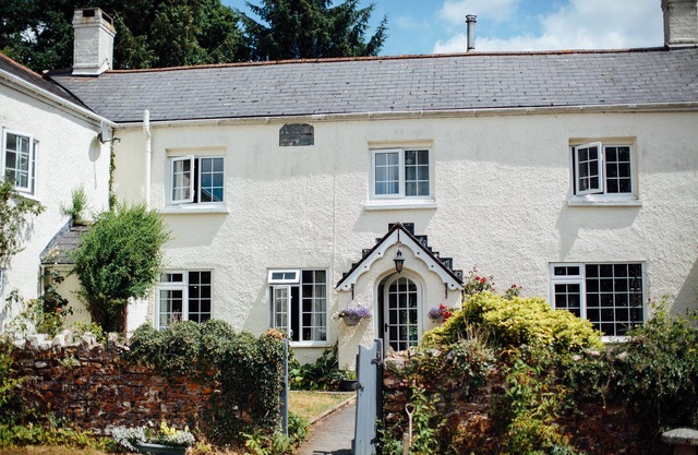 Beautiful Devon farmhouse in an idyllic rural setting for large & small groups.