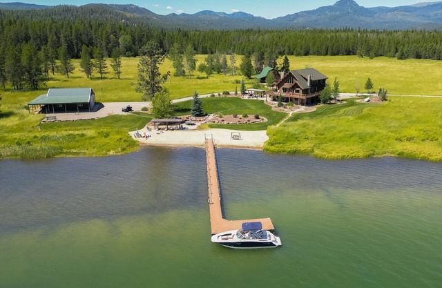 Beautiful, Dog-Friendly Home with WiFi, Private Dock, Beach & Protected Bay