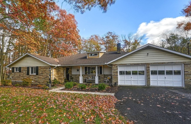 Beautiful dog-friendly villa with hot tub, fire pit, balcony, W/D & lake access