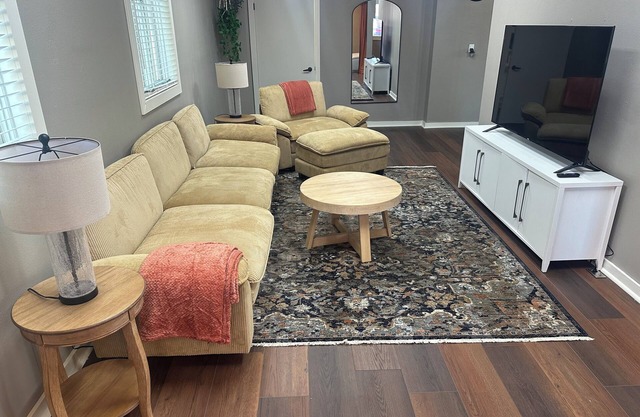 Beautiful Downtown Home, Close To Everything