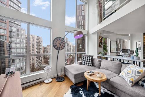 Beautiful Downtown Loft with full kitchen