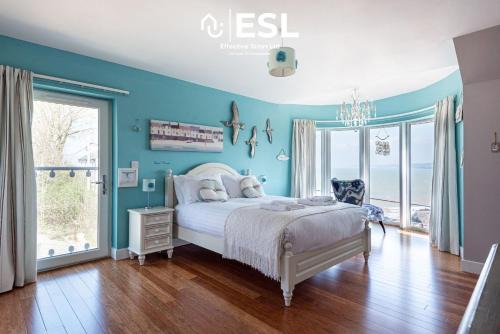 Beautiful En Suite 5 Bedroom Home with Sea Views