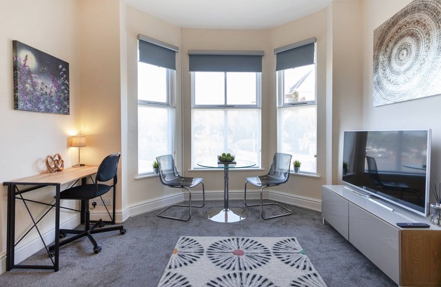 Beautiful, Entire Luxurious One Bedroom Flat