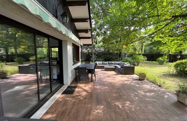 BEAUTIFUL FAMILY RANCH in private estate