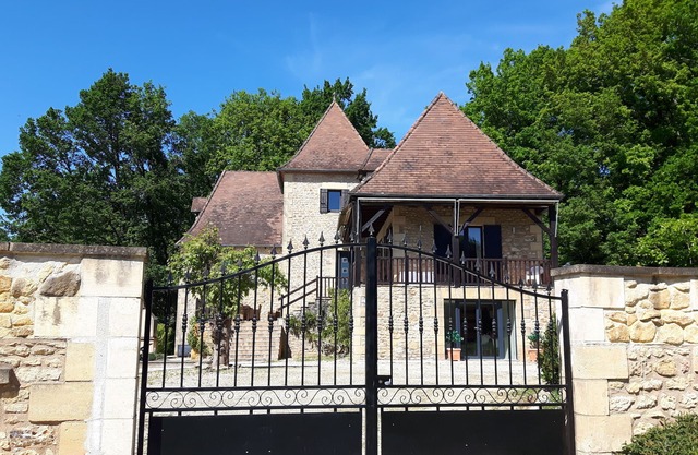 Beautiful family house with private pool on a Dordogne Valley hillside
