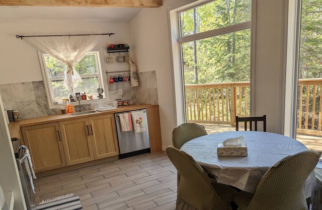 Beautiful family friendly cottage minutes from beach