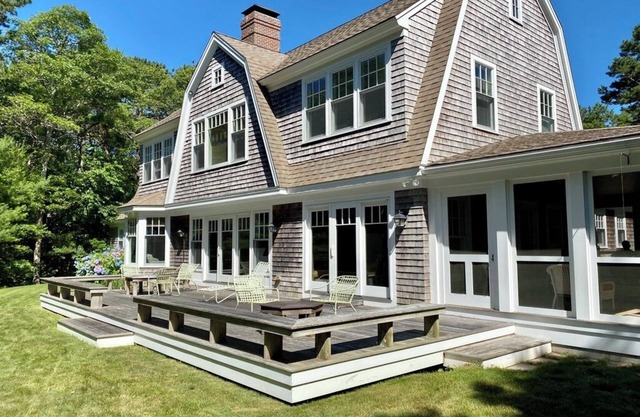 Beautiful family home water views, walk to beach, air conditioning!