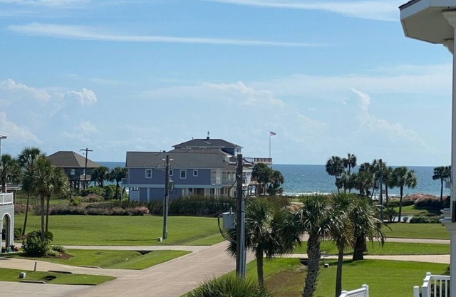Beautiful family home, Gulf views , short walk to private neighborhood beach