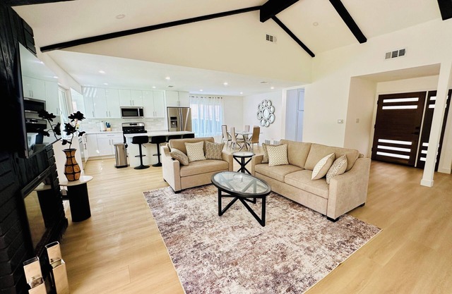 Beautiful Family Friendly Canyon Home with Pool & BBQ, 14 mi to Six Flags