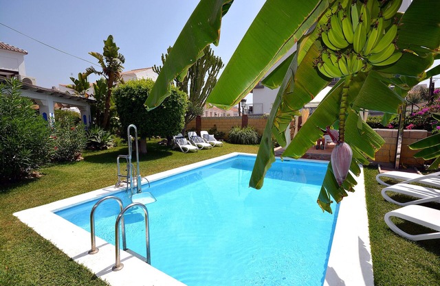 Beautiful family villa - 300 Mts from Burriana Beach. Private pool & garden