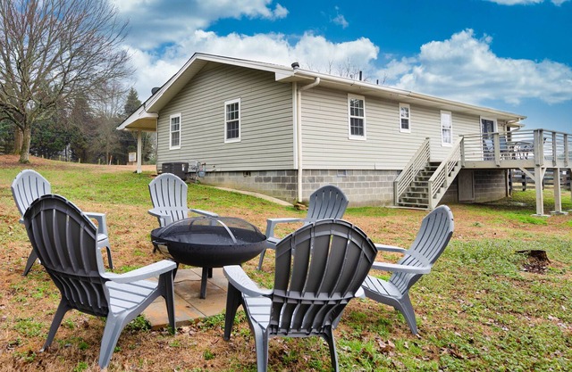 Beautiful Farm House Near Event Venues - Full Kitchen, Firepit & Grill!