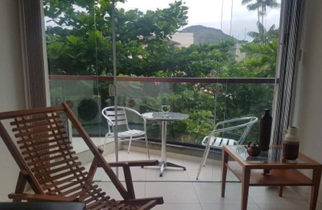 BEAUTIFUL FIT FOOT IN THE SAND