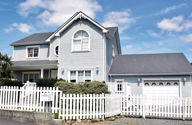 Beautiful 5 bedroom wood frame holiday home in a colonial American style, very nice to live in and l