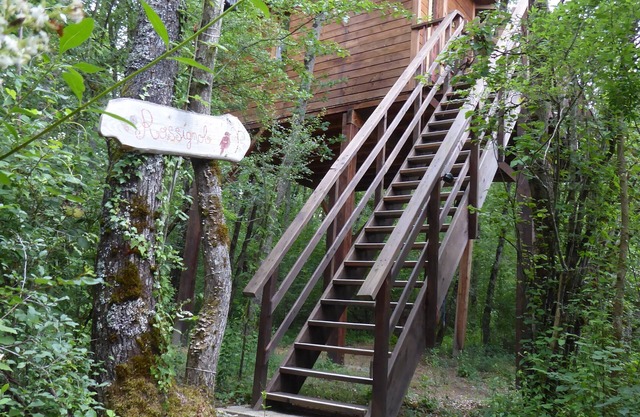 Beautiful tree house with view of the Pyrenees