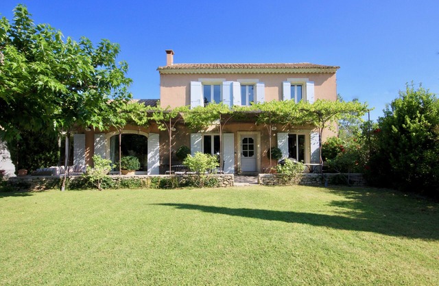 Beautiful Traditional Provencal Mas with Stunning Heated Pool, Garden & Views