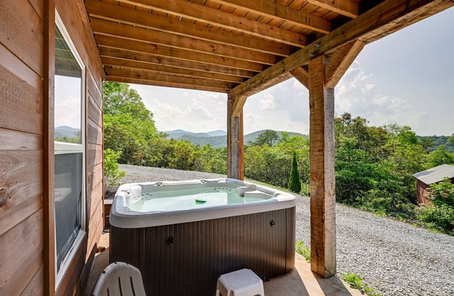 Beautiful Franklin Home w/Bunkhouse & Hot Tub!