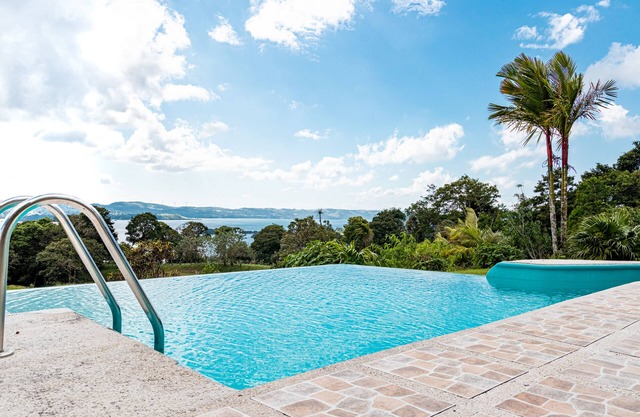 Beautiful fully equipped two story house, close to La Fortuna and surroundings.