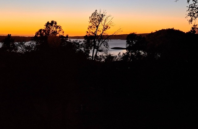 Beautiful Fully Remodeled 2-bedroom Home with WiFi, AC and a Serene Lake View!