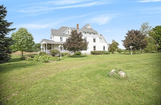 Beautiful Fully-Renovated 8 Bedrooms On 10 Acres/7600sqft Estate
