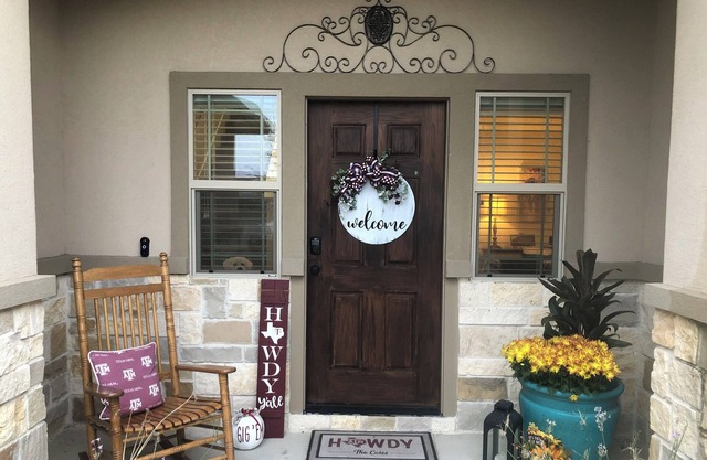 Beautiful Furnished 3BDRM/3.5BA Townhouse in the heart of Aggieland!